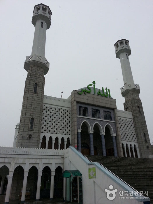Дневное время в Исламском Центральном Сеуле - Ёнсан-гу, Сеул, Корея (https://codecorea.github.io)