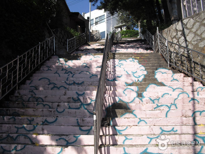 Escaleras junto a la mezquita islámica central donde se celebró la escalera - Yongsan-gu, Seúl, Corea (https://codecorea.github.io)