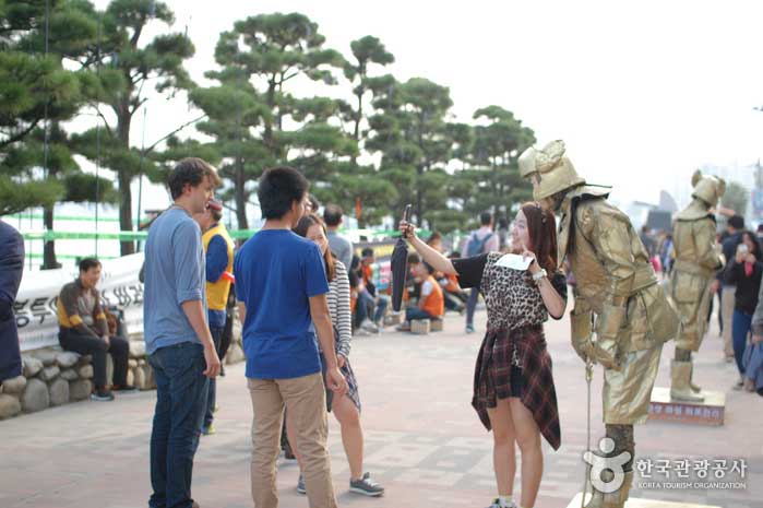 Le spectacle de rue attire l'attention des gens - Suyeong-gu, Busan, Corée du Sud (https://codecorea.github.io)