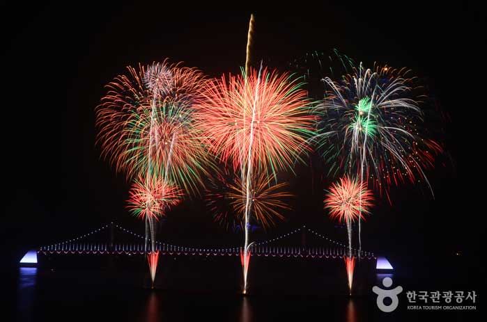 Das Feuerwerk, das Sie persönlich sehen, ist noch beeindruckender. - Suyeong-gu, Busan, Südkorea (https://codecorea.github.io)