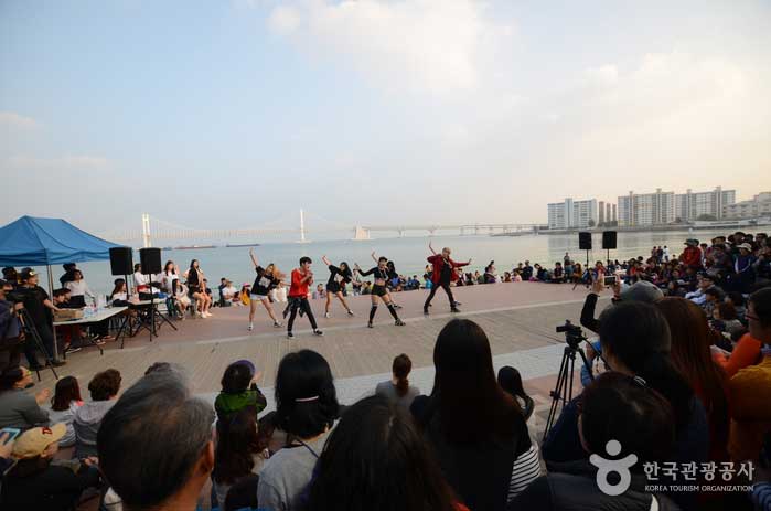 Street performances for both men and women - Suyeong-gu, Busan, South Korea (https://codecorea.github.io)