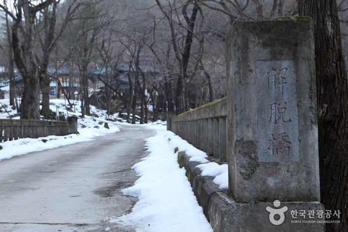 Befreiungsbrücke vor dem Cheoneunsa-Tempel - Samcheok, Gangwon, Korea (https://codecorea.github.io)