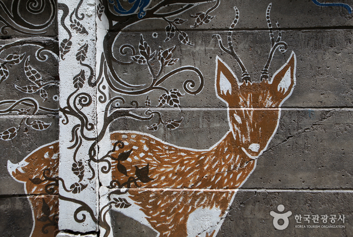 A deer walks on a gray fence that would be colorless and odorless - Yeongdeungpo-gu, Seoul, Korea (https://codecorea.github.io)