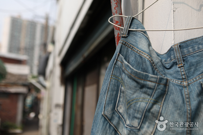 Les jeans robustes s'intègrent bien dans cette allée - Yeongdeungpo-gu, Séoul, Corée (https://codecorea.github.io)