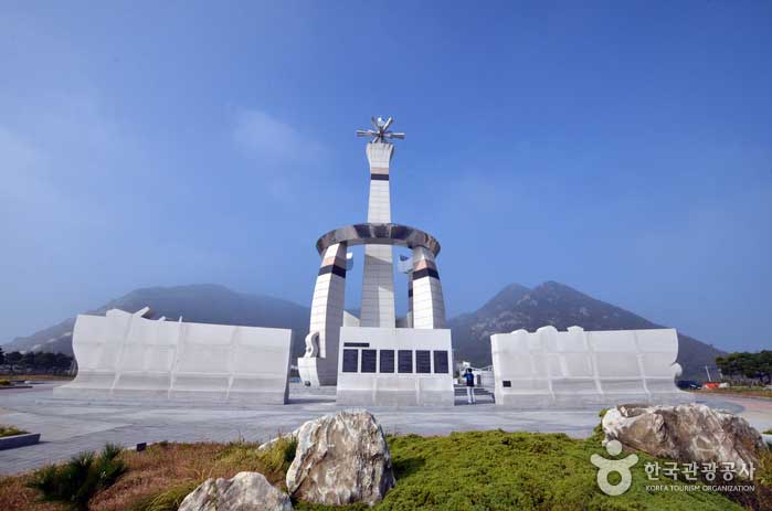 Памятник строительству дамбы Saemangeum напротив зоны отдыха Saemangeum - Гансан, Чонбук, Корея (https://codecorea.github.io)