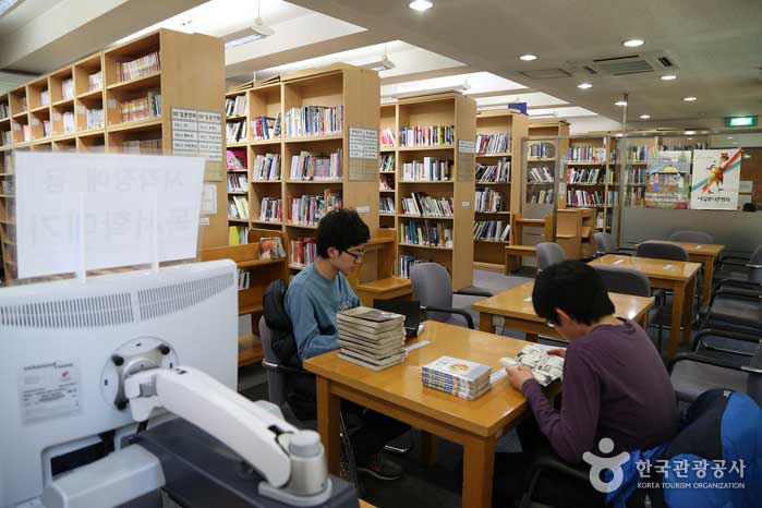 Paisaje de la sala de información de la biblioteca - Jung-gu, Seúl, Corea (https://codecorea.github.io)