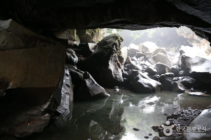Es gibt ein riesiges Bogenloch im Felsen. - Jeju City, Jeju, Korea (https://codecorea.github.io)