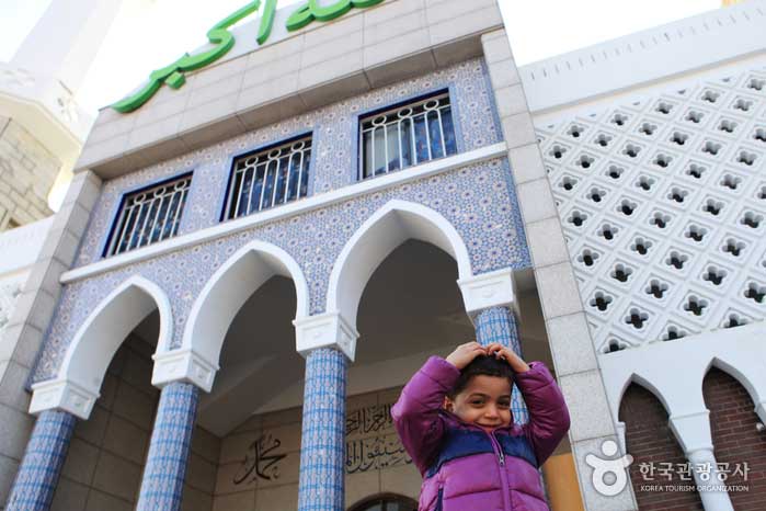 Un niño pequeño que conocí en la Mezquita Central Islámica(남성) - Yongsan-gu, Seúl, Corea (https://codecorea.github.io)