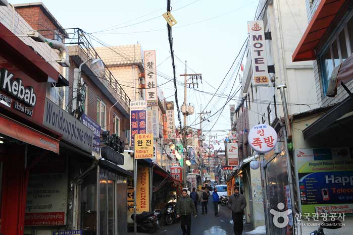 Ewha Market Street, también llamada 'African Street' - Yongsan-gu, Seúl, Corea (https://codecorea.github.io)
