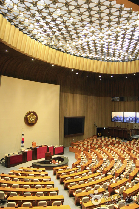 Vista del salón de actos principal del Edificio de la Asamblea Nacional - Yeongdeungpo-gu, Seúl, Corea (https://codecorea.github.io)