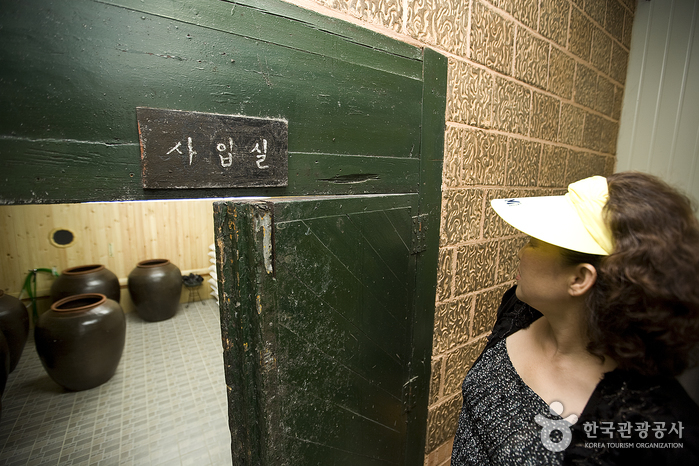 Door of the entrance room (fermentation room) which retains the old appearance - Sangju, Gyeongbuk, South Korea (https://codecorea.github.io)