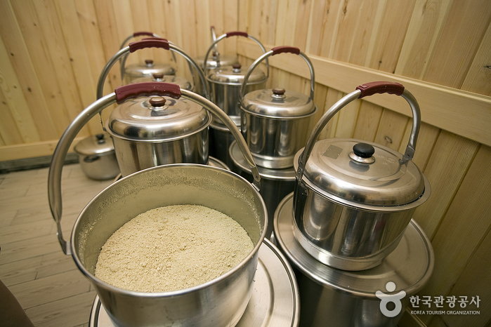 The mother in the main room needed to make rice wine - Sangju, Gyeongbuk, South Korea (https://codecorea.github.io)