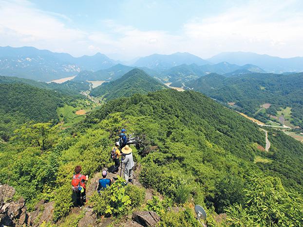 Paisaje del Muro del Castillo de Gogok visto desde el Pico de los Hermanos en Samusan (Foto cortesía del Ayuntamiento de Jecheon) - Jecheon-si, Chungbuk, Corea (https://codecorea.github.io)