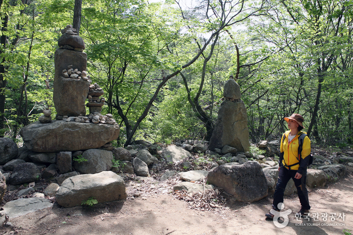 Eine Steinturmstraße, die durch sorgfältiges Stapeln von Steinen nacheinander gebaut wurde - Jecheon-si, Chungbuk, Korea (https://codecorea.github.io)