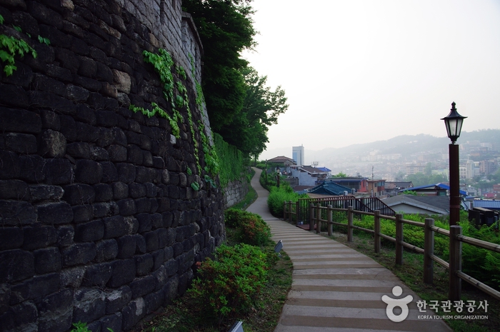 Тропинка, по которой я хочу идти прямо рядом с Сеульским замком - Сонбук-гу, Сеул, Корея (https://codecorea.github.io)