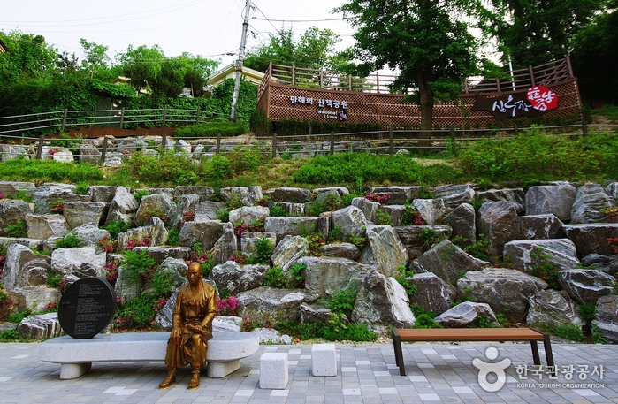 El parque peatonal de Manhae con la estatua de Han Yong-woon - Seongbuk-gu, Seúl, Corea (https://codecorea.github.io)