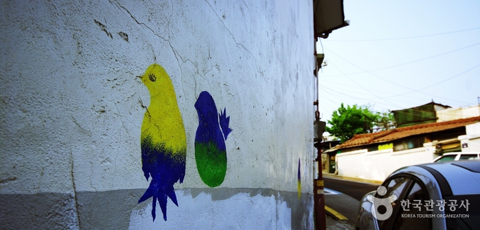 De nombreux oiseaux apparaissent dans les peintures murales de Daldongne à Seongbuk-dong - Seongbuk-gu, Séoul, Corée (https://codecorea.github.io)