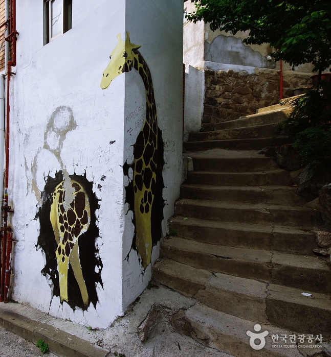 Illustration de girafe de ruelle - Seongbuk-gu, Séoul, Corée (https://codecorea.github.io)