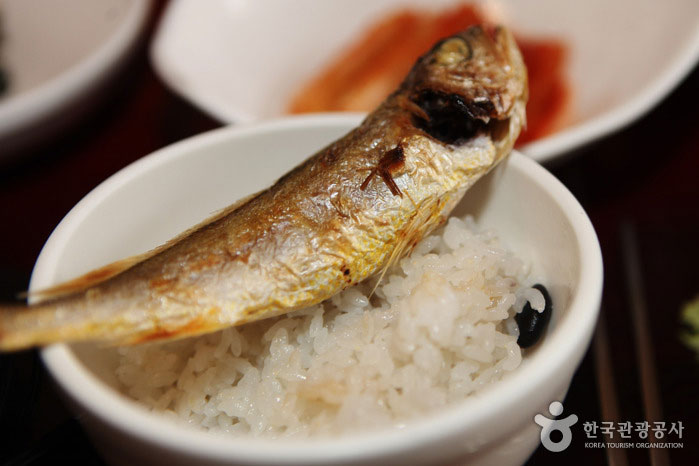 Ein Croaker-Reis in weißem Reis - Icheon, Südkorea (https://codecorea.github.io)