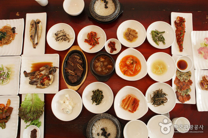 Hancheon im Deokje Palace, einem auf Icheon-Reis spezialisierten Restaurant - Icheon, Südkorea (https://codecorea.github.io)