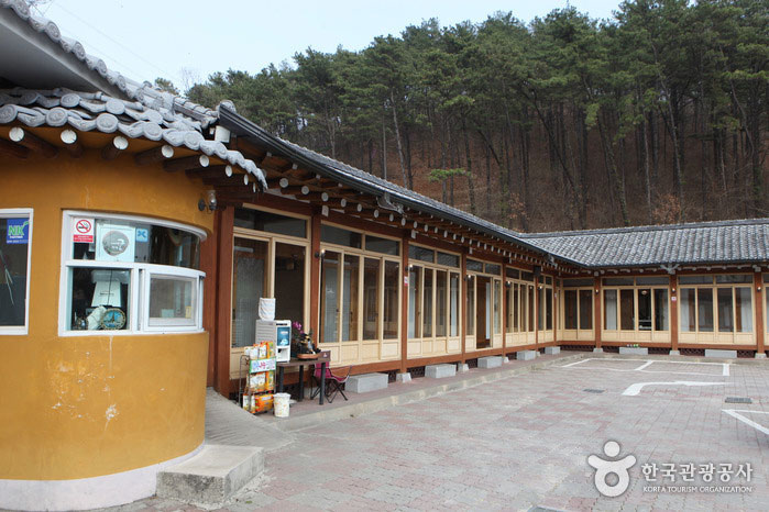 Vista panorámica del Palacio Deokje construido con estilo Hanok - Icheon, Corea del Sur (https://codecorea.github.io)