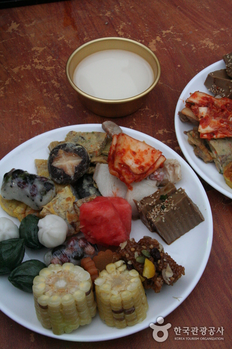 Comida abundante que evoca una fiesta - Jeonju, Jeollabuk-do, Corea (https://codecorea.github.io)