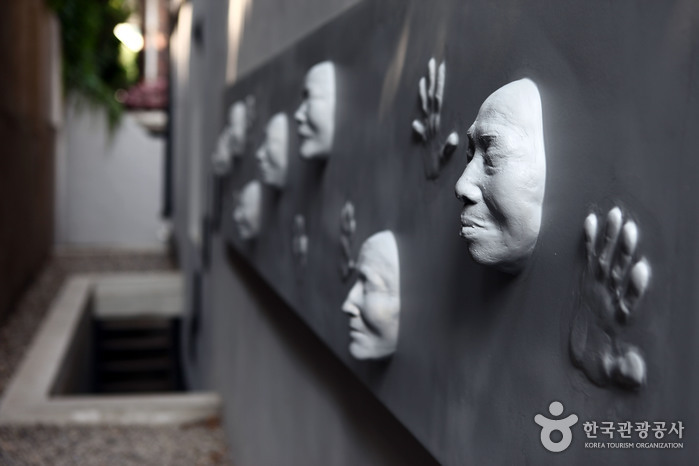 Face and hand relief are the comfort women's present. - Mapo-gu, Seoul, Korea (https://codecorea.github.io)