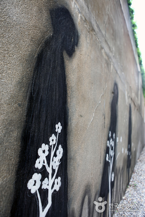 Изображение девушки на левой стене дороги из щебня - Мапо-гу, Сеул, Корея (https://codecorea.github.io)