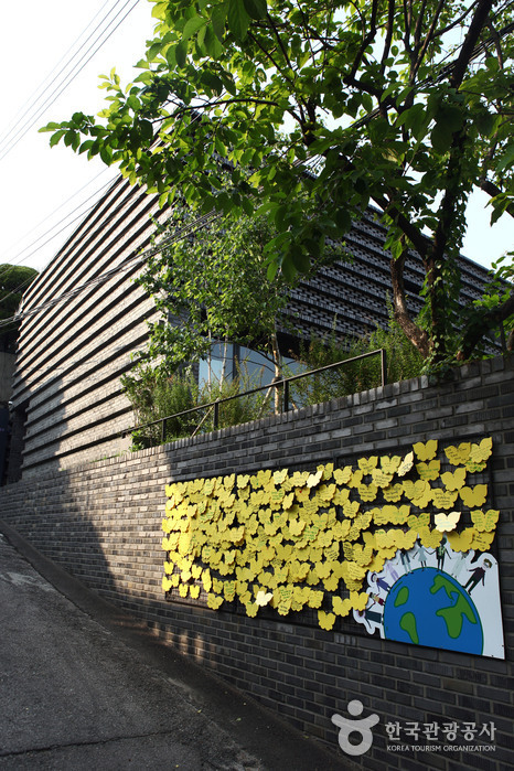 Notas animadas amarillas en forma de mariposa en la pared - Mapo-gu, Seúl, Corea (https://codecorea.github.io)