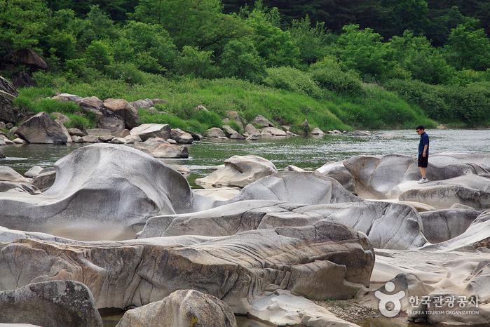 長年自然が生み出した傑作、永月ヨソン岩 - 韓国江原道永月郡