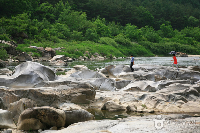 Viajeros mirando alrededor del agujero de la ciática - Yeongwol-gun, Gangwon-do, Corea (https://codecorea.github.io)
