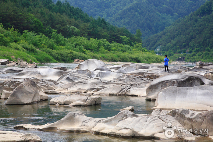 Voyageurs regardant autour du trou de la sciatique - Yeongwol-gun, Gangwon-do, Corée (https://codecorea.github.io)