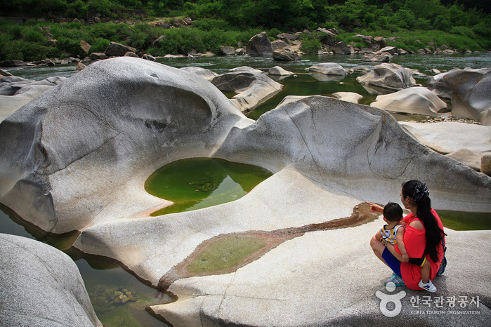 Путешественники осматривают ишиасную яму - Yeongwol-gun, Канвондо, Корея (https://codecorea.github.io)