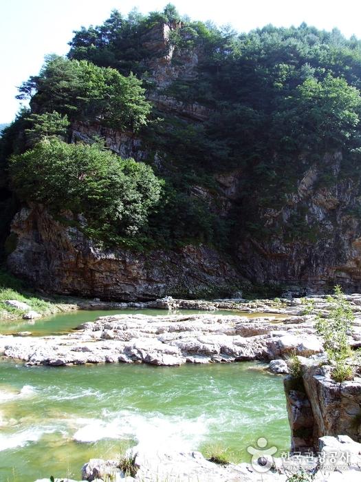 谷の水が岩の崖を流れ落ちる - 韓国江原道J善郡 (https://codecorea.github.io)