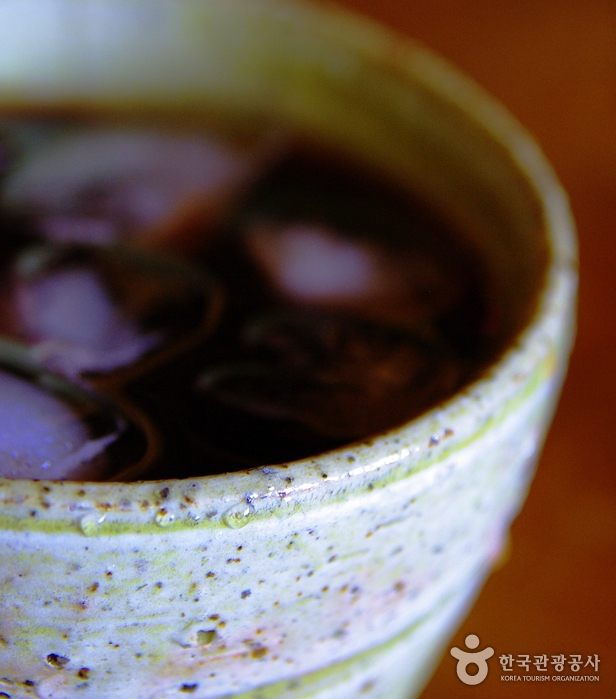 De la glace a été ajoutée à l'enzyme pour faire un thé frais. - Jeongseon-gun, Gangwon-do, Corée (https://codecorea.github.io)