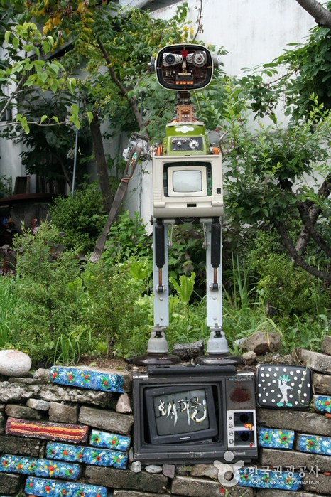 Смешной мусорный робот с сыновним благочестием в одной руке - Chuncheon, Канвондо, Корея (https://codecorea.github.io)