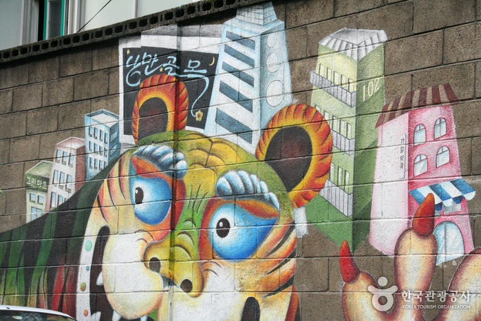 A humorous tiger at the entrance of Hyoja Village Romantic Alley - Chuncheon, Gangwon, Korea (https://codecorea.github.io)