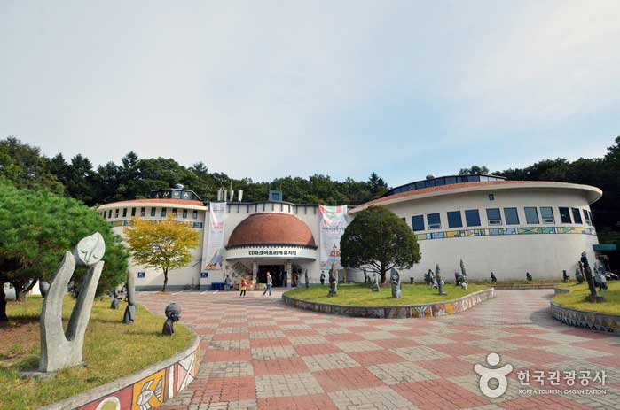 パークアフリカ博物館の入り口 - 抱川、韓国 (https://codecorea.github.io)