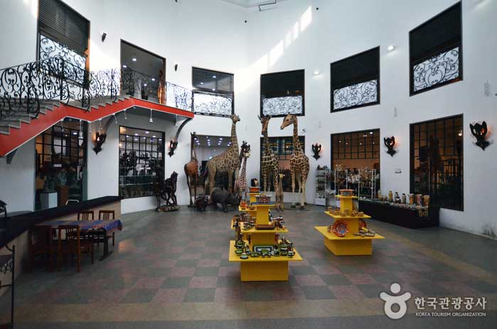 Der Kunstladen im ersten Stock sowie die Ausstellungshalle sind voller interessanter Dinge - Pocheon, Südkorea (https://codecorea.github.io)