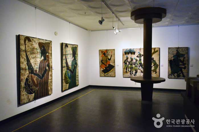 Le deuxième étage où sont exposées des peintures autochtones africaines - Pocheon, Corée du Sud (https://codecorea.github.io)