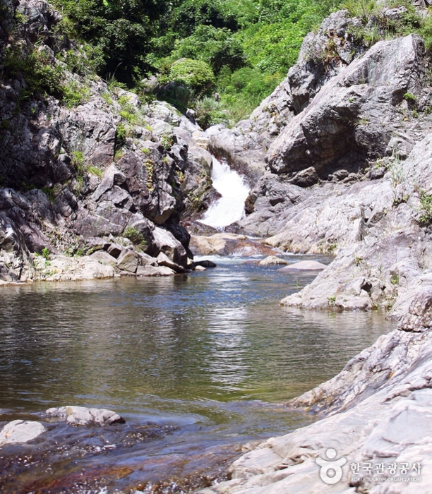 Zwischen den Felsen entstand ein kleiner Wasserfall. - Yangyang-Pistole, Gangwon-do, Korea (https://codecorea.github.io)