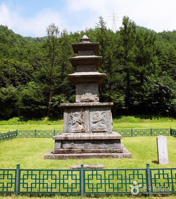 Nationaler Schatz Nr. 122 Jinjeonsaji Dreistöckige Steinpagode - Yangyang-Pistole, Gangwon-do, Korea (https://codecorea.github.io)