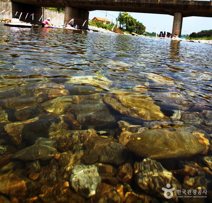 谷の水が石の橋を流れます - 韓国江原道Yang陽郡 (https://codecorea.github.io)