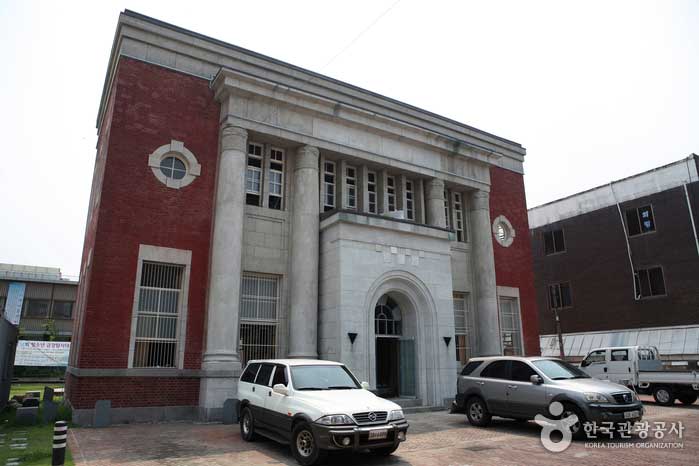 Un ancien bureau Gongju-eup avec un grand pilier rond - Gongju-si, Chungcheongnam-do, Corée (https://codecorea.github.io)