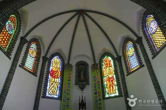 Vitrail dans la cathédrale - Gongju-si, Chungcheongnam-do, Corée (https://codecorea.github.io)