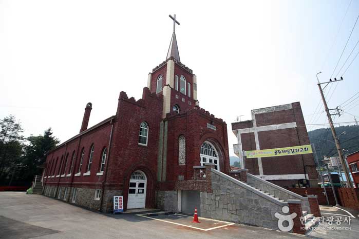 Gongju Cheil Kirche mit beeindruckenden roten Backsteinen und spitzen Türmen - Gongju-si, Chungcheongnam-do, Korea (https://codecorea.github.io)