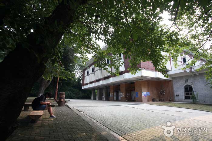 Museo de Historia Chungcheongnam-do que recuerda a un refugio en el parque - Gongju-si, Chungcheongnam-do, Corea (https://codecorea.github.io)