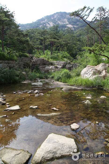 Долина Сусон-дон с Инвангсаном на заднем плане - Чонно-гу, Сеул, Корея (https://codecorea.github.io)