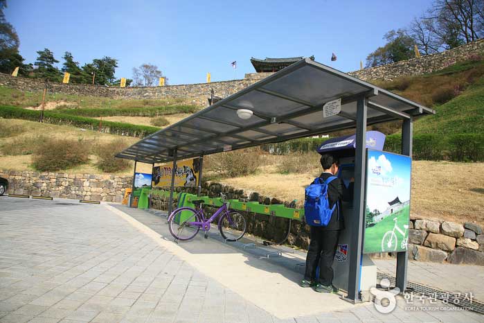Kostenloser Fahrradverleih auf dem kommunistischen Parkplatz - Gongju-si, Chungcheongnam-do, Korea (https://codecorea.github.io)
