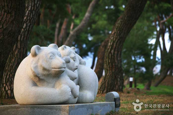 Statue d'ours construite dans une forêt de pins derrière Woongsindan - Gongju-si, Chungcheongnam-do, Corée (https://codecorea.github.io)